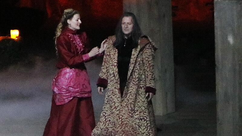Es geht nicht nur um Blutsaugen, sondern  um tragische Liebe: Rebecca Brinkmann gibt auf der Naturbühne die Mina, Siegurd Sundby spielt Dracula.