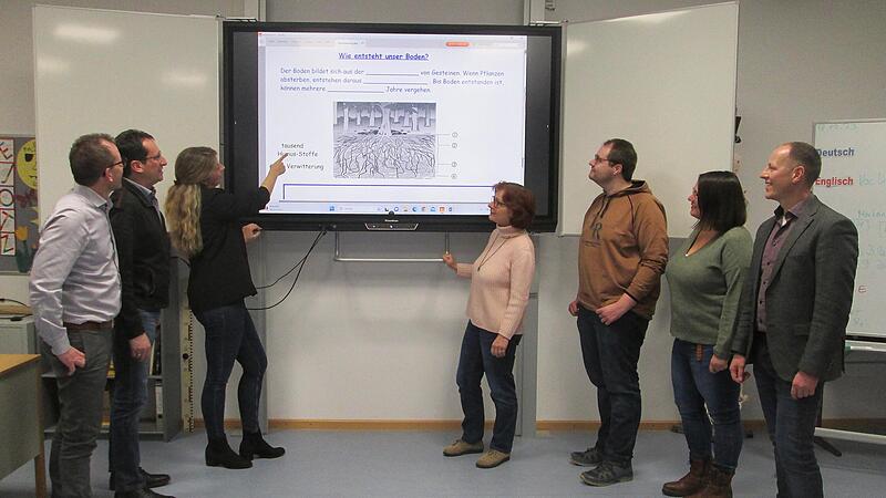 Lehrerin Jasmin Wende (3. v. l.) erläuterte die vielseitige Verwendung der Digital-Tafeln, die den Unterricht in allen Klassen der Johannes-Petri-Schule optimieren. Die Mitglieder der Schulverbandsversammlung (v. l.) René Gerner, Oliver Lukaschewi... Lehrerin Jasmin Wende (3. v. l.) erläuterte die vielseitige Verwendung der Digital-Tafeln, die den Unterricht in allen Klassen der Johannes-Petri-Schule optimieren. Die Mitglieder der Schulverbandsversammlung (v. l.) René Gerner, Oliver Lukaschewi...