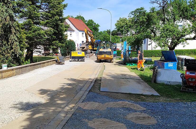 Von der Straße „Am Katzogel“ bis zur Bahnquerung wird derzeit das Trinkwassernetz saniert. Von der Straße „Am Katzogel“ bis zur Bahnquerung wird derzeit das Trinkwassernetz saniert.