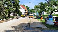 Von der Straße „Am Katzogel“ bis zur Bahnquerung wird derzeit das Trinkwassernetz saniert.