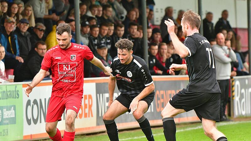 Wie beim Hinspielsieg gegen Fuchsstadt ist an diesem Samstag die Abwehr der Lichtenfelser gefordert. Hier bremsen Daniel Oppel (rechts) und Luca Schreiber gemeinsam den Flügellauf von Steffen Schmidt.