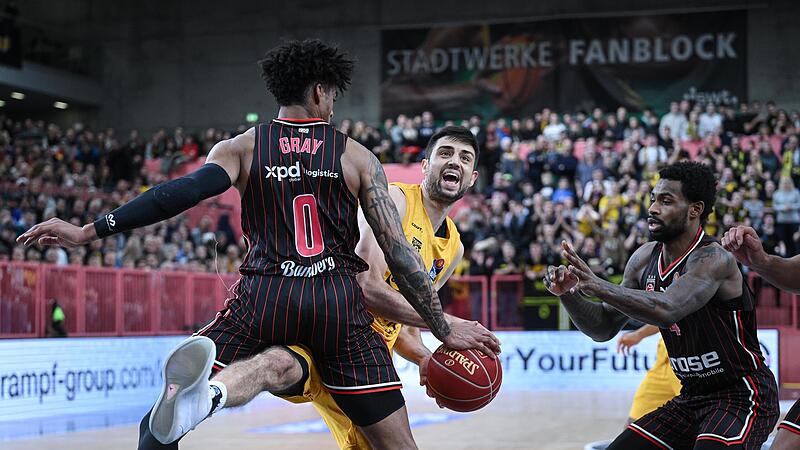 Mateo Seric tat den Bambergern in der Schlussphase weh. Sieben seiner 17 Punkte erzielte der T&uuml;binger Power Forward, der sich hier gegen Justin Gray durchzusetzen versucht, in den letzten beiden Spielminuten; rechts Adrian Nelson.