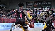 Mateo Seric tat den Bambergern in der Schlussphase weh. Sieben seiner 17 Punkte erzielte der Tübinger Power Forward, der sich hier gegen Justin Gray durchzusetzen versucht, in den letzten beiden Spielminuten; rechts Adrian Nelson.