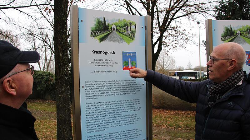 Stadtpfarrer Kilian Kemmer (links) und Sponsor Adolf Wedel vor der Krasnogorsk-Stele auf dem Heldenfriedhof in H&ouml;chstadt. F&uuml;r die beiden ist sie eine &bdquo;Stele der Hoffnung&ldquo;. Die St&auml;dtepartnerschaft mit dem Vorort von Moskau ist seit Beginn des russischen Angriffskriegs ausgesetzt.