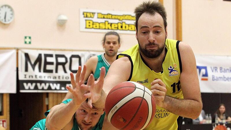Erik Land (rechts) schnappt sich den Ball vor dem Ansbacher Sebastian Schr&ouml;der.