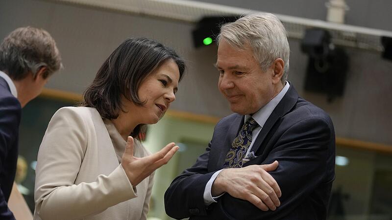 Au&szlig;enministerin Annalena Baerbock spricht bei  EU-Au&szlig;enminister-Gipfel mit ihrem finnischem Amtskollegen Pekka Haavisto. Bei dem Treffen forderten insbesondere die baltischen Staaten von Deutschland eine rasche Entscheidung beim Thema Kampfpanzer.