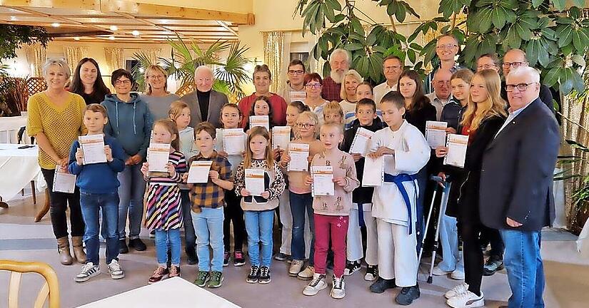 Sage und schreibe 32 Sportabzeichen haben sich die Mitglieder des TSV Himmelkron erarbeitet.