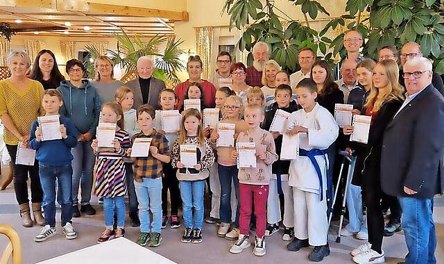 Sage und schreibe 32 Sportabzeichen haben sich die Mitglieder des TSV Himmelkron erarbeitet.