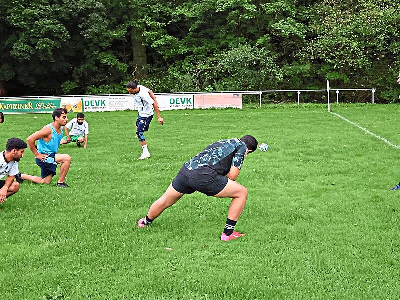 Wenn ein deutsches Wort fehlt, hilft Vormachen: Kevin G&ouml;tz demonstriert seiner international besetzten Mannschaft im Training die Dehn-&Uuml;bung. Sonny Adam