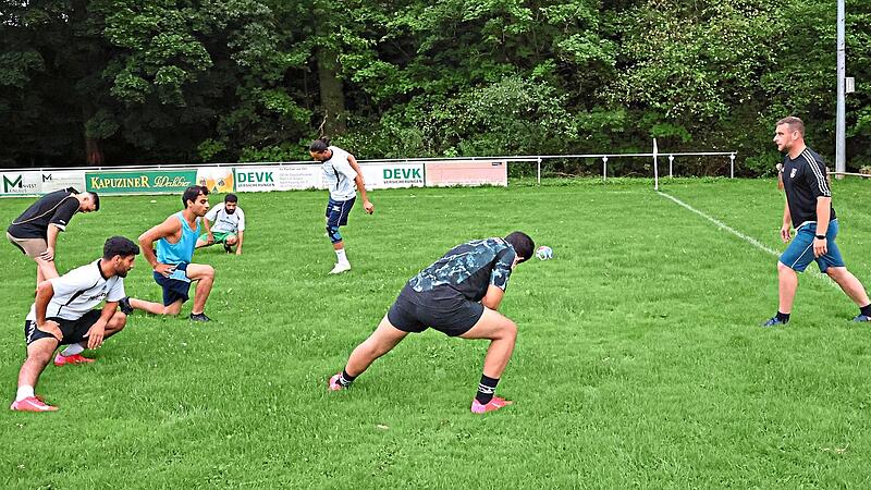 Wenn ein deutsches Wort fehlt, hilft Vormachen: Kevin Götz demonstriert seiner international besetzten Mannschaft im Training die Dehn-Übung. Sonny Adam Wenn ein deutsches Wort fehlt, hilft Vormachen: Kevin Götz demonstriert seiner international besetzten Mannschaft im Training die Dehn-Übung. Sonny Adam