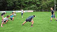 Wenn ein deutsches Wort fehlt, hilft Vormachen: Kevin G&ouml;tz demonstriert seiner international besetzten Mannschaft im Training die Dehn-&Uuml;bung. Sonny Adam