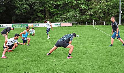 Wenn ein deutsches Wort fehlt, hilft Vormachen: Kevin G&ouml;tz demonstriert seiner international besetzten Mannschaft im Training die Dehn-&Uuml;bung. Sonny Adam