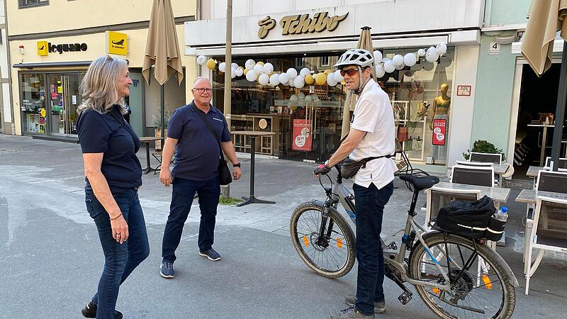 Die Sicherheitswacht im Gespr&auml;ch mit einem einsichtigen Radfahrer.