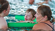 Antonio (8) liebt das Wasser. In einem inklusiven Schwimmkurs der Offenen Behindertenarbeit (OBA) Forchheim bringt ihm Trainerin Heike Mauer (rechts) das Wichtigste bei.
