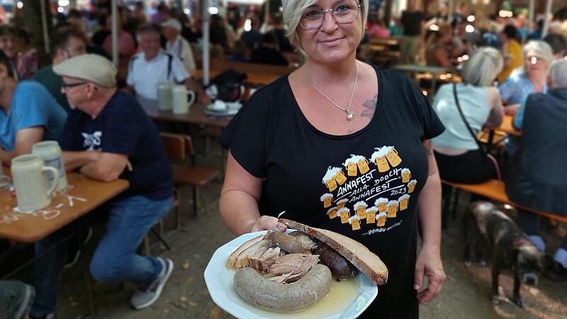 Die Schlachschüssel gehört dazu, aber es gibt auch ausreichend Angebote für Vegetarier auf dem Annafest.Forchheim & Fränkische Schweiz Die Schlachschüssel gehört dazu, aber es gibt auch ausreichend Angebote für Vegetarier auf dem Annafest.Forchheim & Fränkische Schweiz