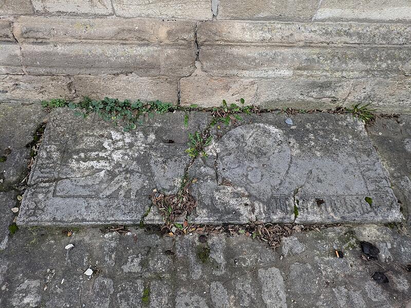 An der Au&szlig;enwand-S&uuml;dseite des Chorraumes der Pfarrkirche zu M&uuml;nnerstadt liegt eine historische Grabplatte eines Deutschherren-Ritters.