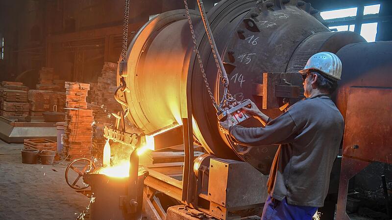 Wie Lava ergie&szlig;t sich das fl&uuml;ssige Eisen aus dem Drehtrommelofen.