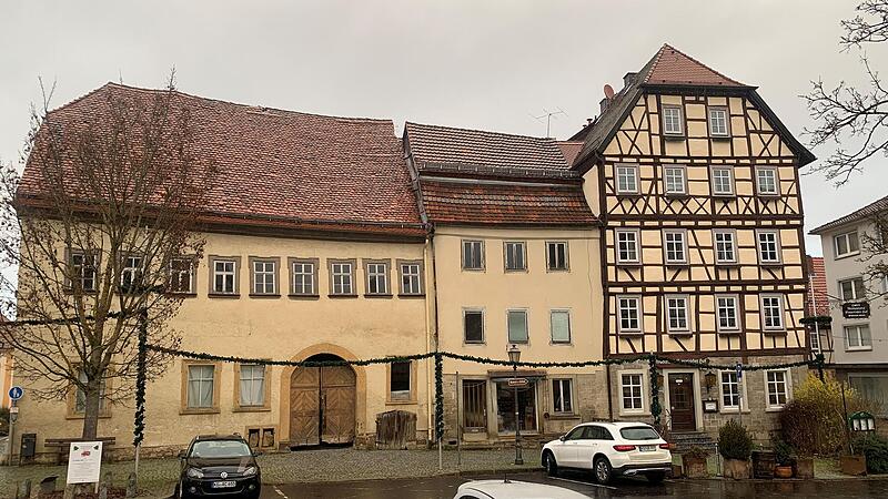 Das Haus Marktplatz 11, die so genannte Schweiz (links), h&auml;tte die Stadt M&uuml;nnerstadt vor 25 Jahren erwerben k&ouml;nnen, wenn sie ihr Vorverkaufsrecht ausge&uuml;bt h&auml;tte. Aber sie tat es nicht. Das Haus Marktplatz 10, das so genannte Lutz-Haus (Mitte) geh&ouml;...