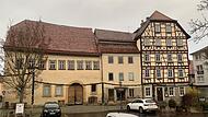 Das Haus Marktplatz 11, die so genannte Schweiz (links), hätte die Stadt Münnerstadt vor 25 Jahren erwerben können, wenn sie ihr Vorverkaufsrecht ausgeübt hätte. Aber sie tat es nicht. Das Haus Marktplatz 10, das so genannte Lutz-Haus (Mitte) gehö... Das Haus Marktplatz 11, die so genannte Schweiz (links), hätte die Stadt Münnerstadt vor 25 Jahren erwerben können, wenn sie ihr Vorverkaufsrecht ausgeübt hätte. Aber sie tat es nicht. Das Haus Marktplatz 10, das so genannte Lutz-Haus (Mitte) gehö...