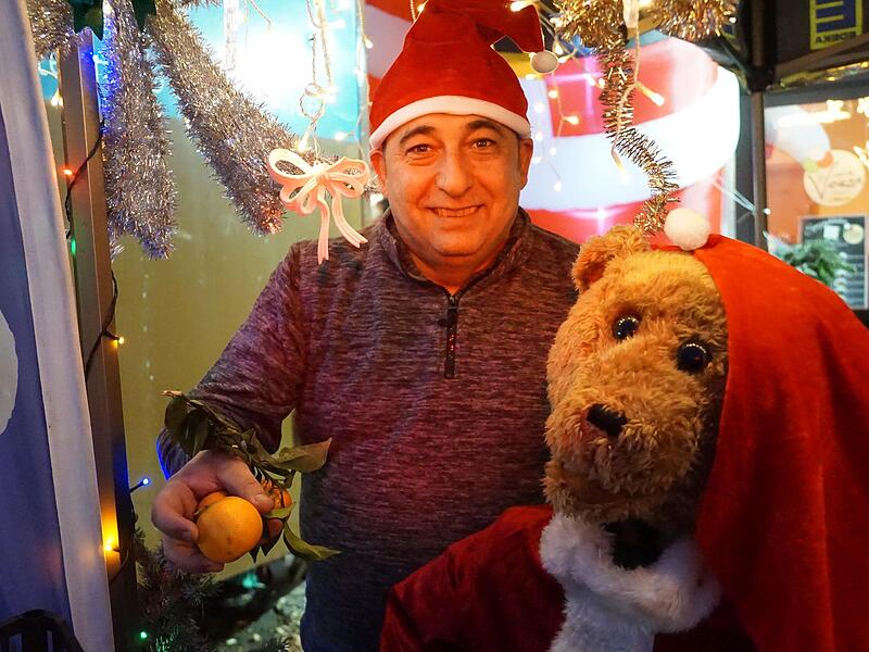 Massimo Uleri vom Eiscafé Venezia bietet Mandarinen aus Sardinien auf dem Weihnachtsmarkt an. Massimo Uleri vom Eiscafé Venezia bietet Mandarinen aus Sardinien auf dem Weihnachtsmarkt an.