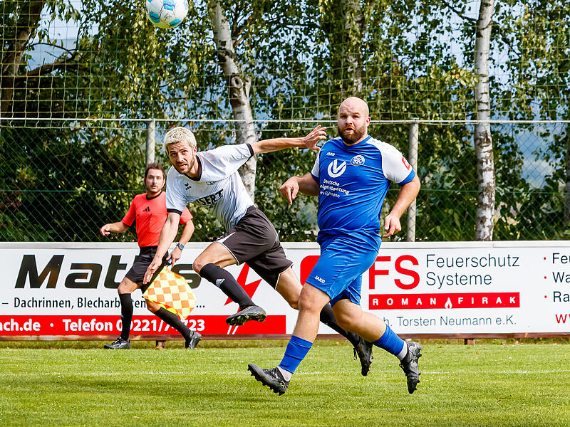 Der Katschenreuther Doppeltorschütze Dorian Carl (links) schaut wie der Altenploser Benedikt Moreth einem Flankenball hinterher..