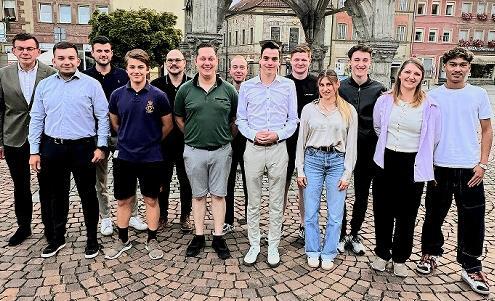 Die neue Doppelspitze der Jungen Union mit dem Vorstandsteam: (hinten v.l.) Armin Warmuth, Christoph Rustler, Raphael Zehe, Tim Morper, Fabian Krapf, Daniel Peter, Leon Hertrich und (vorne v.l.) Kilian Warmuth, Henryk Gawlik, Christian Schießer, R...