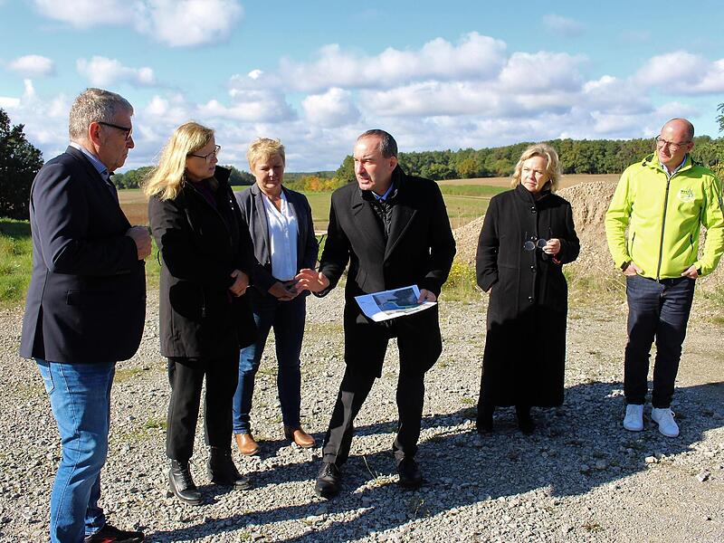 Hubert Aiwanger - J&auml;ger und Landwirt - macht deutlich, dass die PV-Anlage so geplant werden muss, dass das Wild Zugang hat. Im Bild von links: Grundeigner Herbert Krafft, Gabi Schmidt MdL, B&uuml;rgermeisterin Regina Bruckmann, Alexandra Hiersemann MdL...