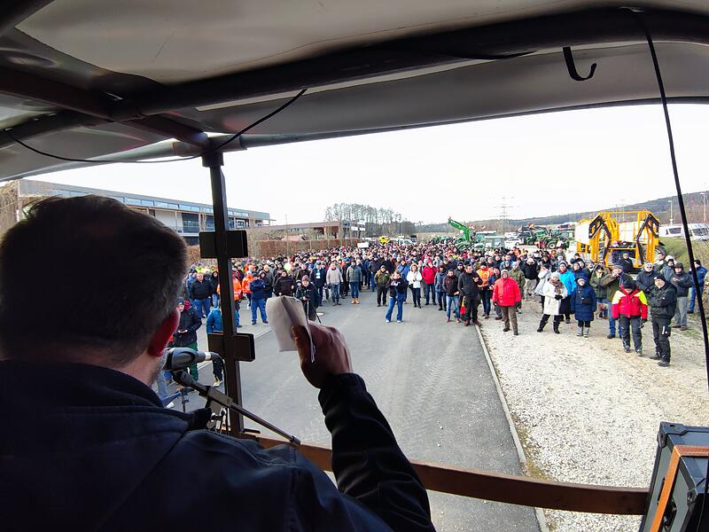 Der Protestzug erreicht Hausen - Kundgebung am PilatushofDer Protestzug erreicht Hausen - Kundgebung am Pilatushof Der Protestzug erreicht Hausen - Kundgebung am PilatushofDer Protestzug erreicht Hausen - Kundgebung am Pilatushof