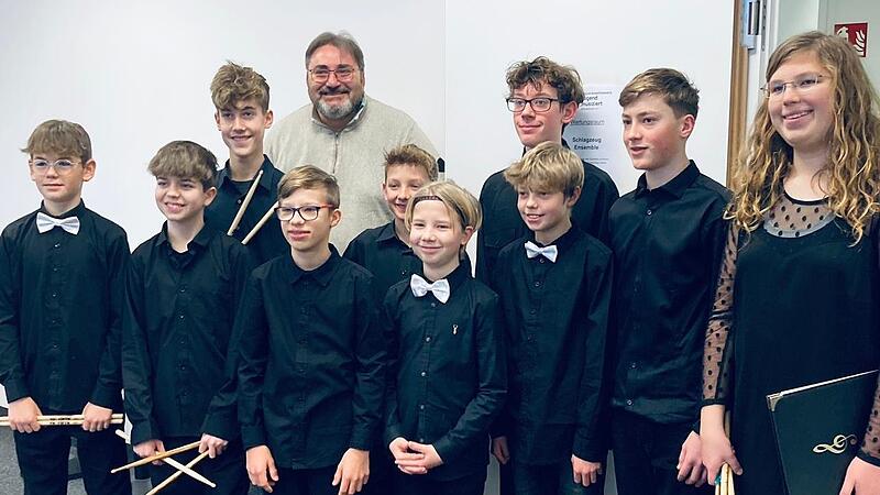 Die Musikerinnen und Musiker von Kiss-Percussiva freuten sich &uuml;ber erste Preise bei Jugend musiziert.