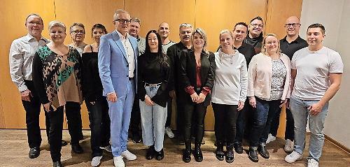 Auf dem Bild sind (vorne im Anzug) Ralf Olmesdahl und die Gemeinderatskandidaten in Adelsdorf.