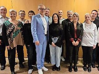 Auf dem Bild sind (vorne im Anzug) Ralf Olmesdahl und die Gemeinderatskandidaten in Adelsdorf.