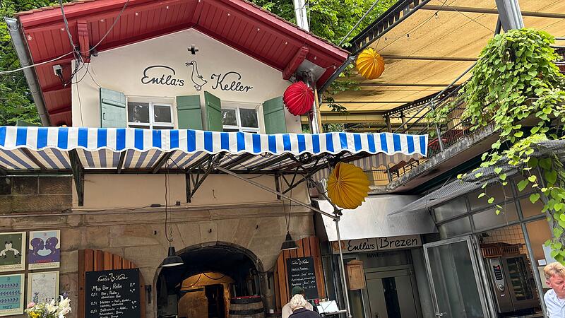 Der Entla's Keller am Erlanger Burgberg ist weithin bekannt. Seniorchef Friedrich Engelhardt stellt die für Forchheim wenig schmeichelhafte Behauptung auf, dass die Erlanger Keller viel besser gebaut seien als ihre Pendants im Forchheimer Kellerwald. Der Entla's Keller am Erlanger Burgberg ist weithin bekannt. Seniorchef Friedrich Engelhardt stellt die für Forchheim wenig schmeichelhafte Behauptung auf, dass die Erlanger Keller viel besser gebaut seien als ihre Pendants im Forchheimer Kellerwald.