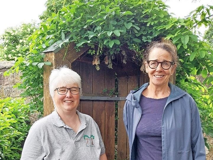 Sabine Nasner (Pflegelotsin, rechts) und Martina Heinrich (Projektleiterin) freuen sich über die Förderzusage.