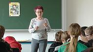 Aufmerksam hören die Schülerinnen und Schüler Judith Le Huray zu. Aufmerksam hören die Schülerinnen und Schüler Judith Le Huray zu.