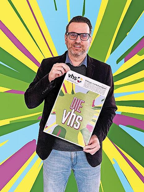 Das neue Heft der VHS Rh&ouml;n-Grabfeld f&uuml;r das zweite Quartal informiert &uuml;ber ausgew&auml;hlte Kurse in Rh&ouml;n und Grabfeld sowie im &ouml;stlichen Landkreis Bad Kissingen. Hier im Bild Florian Schmitt, Leiter der VHS Rh&ouml;n-Grabfeld gGmbH.