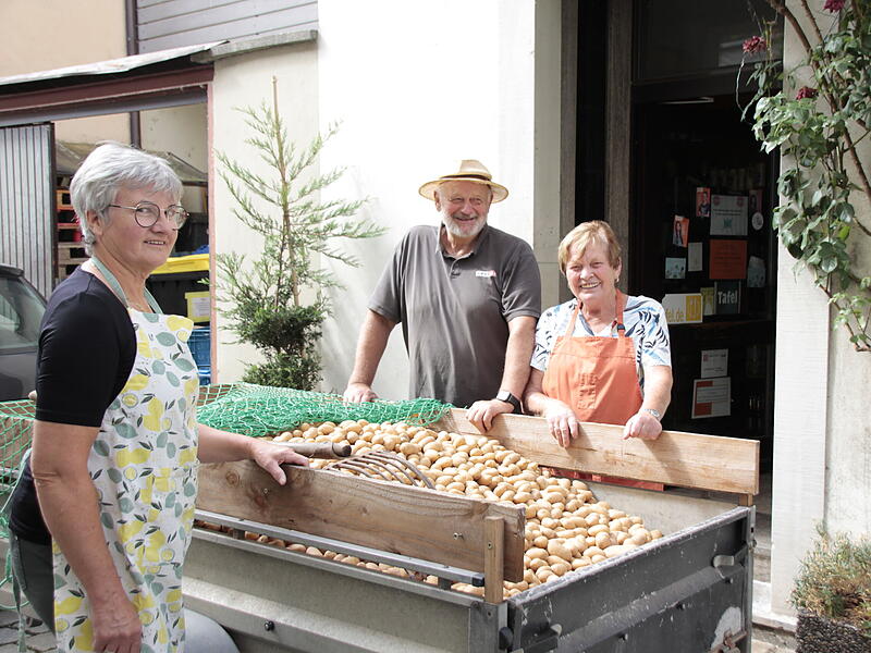 Ehrenamtliche Mitarbeiter der Haßfurter Tafel Edith Zwirner-Hau, Winfried Weppert und Magda Weisensee (von links nach rechts) arbeiten ehrenamtlich für die Haßfurter Tafel.