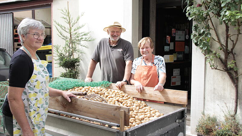 Edith Zwirner-Hau, Winfried Weppert und Magda Weisensee (von links nach rechts) arbeiten ehrenamtlich f&uuml;r die Ha&szlig;furter Tafel.