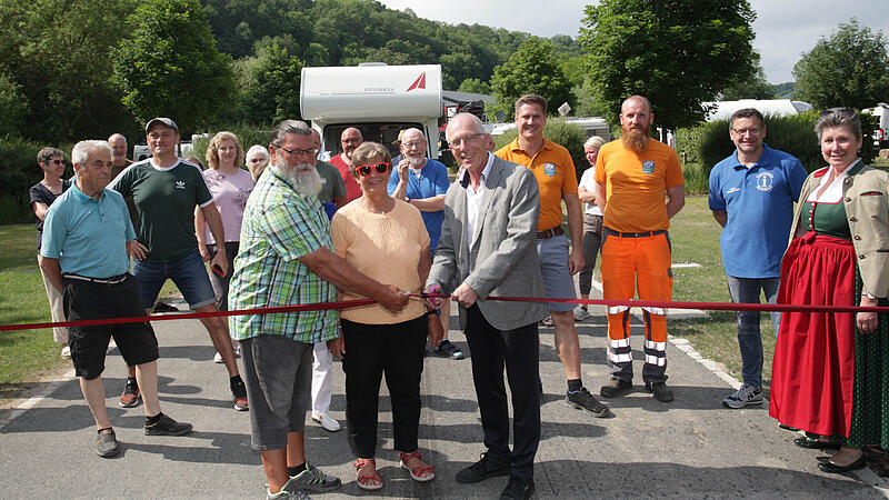 G&auml;ste sowie Besch&auml;ftigte des Bauhofs und der Stadt feierten mit B&uuml;rgermeister Harald Kopp, der zusammen mit den Wohnmobilisten Elke und Helmut H&uuml;nertauth offiziell das Band zur Erweiterung des Wohnmobilstellplatzes durchschnitt.