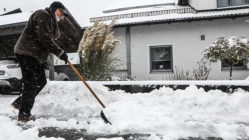 In Gößweinstein schippt Oskar Thürmer den Bürgersteig vor seinem Haus frei. In fast allen Gemeinden im Raum Forchheim müssen bis 7 Uhr die Gehwege von der weißen Pracht befreit und gegen Glätte gestreut sein – ansonsten droht ein empfindliches Bußgeld.Forchheim & Fränkische Schweiz