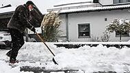 In Gößweinstein schippt Oskar Thürmer den Bürgersteig vor seinem Haus frei. In fast allen Gemeinden im Raum Forchheim müssen bis 7 Uhr die Gehwege von der weißen Pracht befreit und gegen Glätte gestreut sein – ansonsten droht ein empfindliches Bußgeld.Forchheim & Fränkische Schweiz