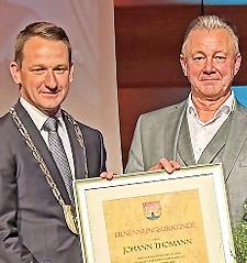 Bürgermeister Johannes Maciejonczyk (l.) überreichte Hans Thomann die Ehrenbürgerurkunde.