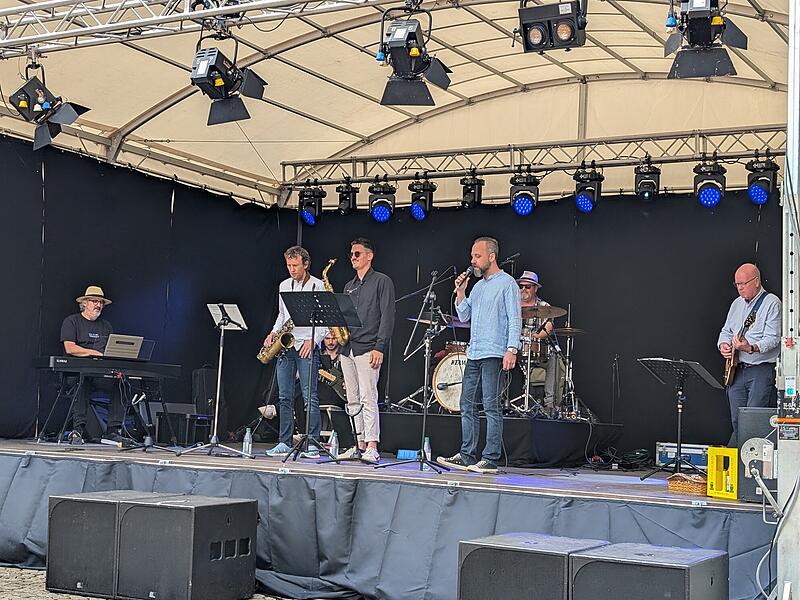 Stadtfest Musik und Märkte in Münnerstadt 2025Stadtfest Musik und Märkte 2025 in Münnerstadt Um 11 Uhr stand am Anger Weißwurstfrühstück und Frühschoppen mit Swing Pack auf dem Programm.