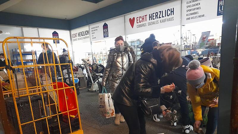 Dienstag Abend vor dem Sozialkaufhaus: Die Menschen stehen Schlange und suchen schon vor der Tür nach „Schnäppchen“. Dienstag Abend vor dem Sozialkaufhaus: Die Menschen stehen Schlange und suchen schon vor der Tür nach „Schnäppchen“.