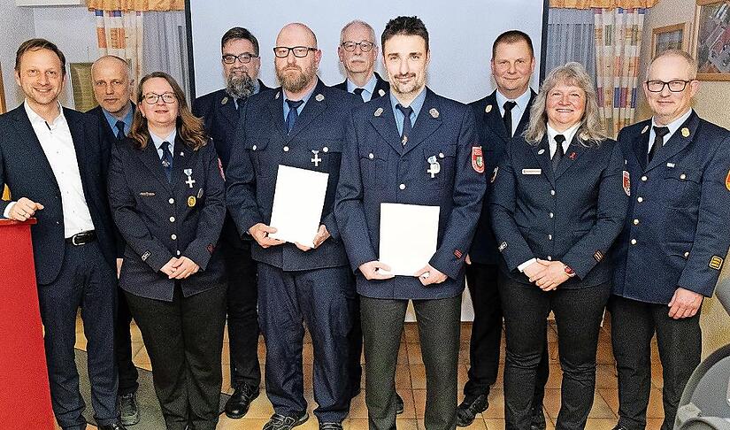 B&uuml;rgermeister Robert Bosch, Kommandant Ralf Bornschlegel, Zweite Kommandantin Franziska Herold, Vorsitzender Kilian Liebschwager, Markus Fahrenbach, KBM Michael K&ouml;del, Klaus Vogel, KBI Jochen Lauterbach, Kreisbrandmeisterin Andrea Pfadenhauer-Wagn...