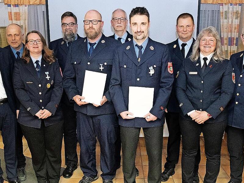 B&uuml;rgermeister Robert Bosch, Kommandant Ralf Bornschlegel, Zweite Kommandantin Franziska Herold, Vorsitzender Kilian Liebschwager, Markus Fahrenbach, KBM Michael K&ouml;del, Klaus Vogel, KBI Jochen Lauterbach, Kreisbrandmeisterin Andrea Pfadenhauer-Wagn...