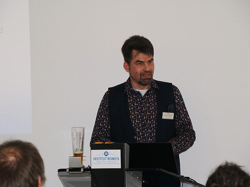 Brauwettbewerb am Institut Romeis Marcus Jentsch ist Leiter der Brauereianalytik und Brauereiberatung. Er teilte den Teilnehmern des Wettbewerbs die Bewertung des Instituts mit.