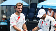 Ein Handschlag auf's Match: Kevin Krawietz (links) und Tim Pütz haben das Erstrundenmatch bei den Australian Open in Melbourne locker überstanden. Check: Kevin Krawietz (links) und Tim Pütz haben die zweite Hürde bei den Australian Open in Melbourne locker übersprungen.