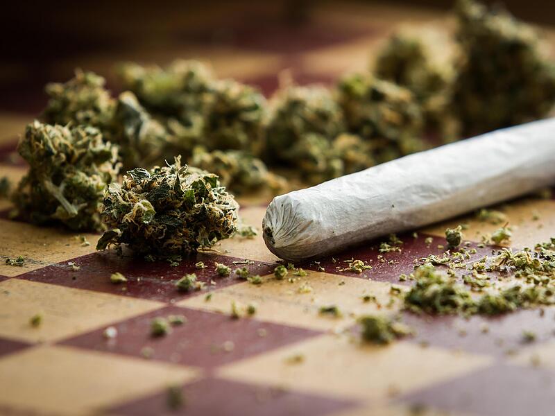 Cannabis-Bl&uuml;ten liegen neben einem Joint. Die Teillegalisierung fordert nun die Justiz, auch am Landgericht in N&uuml;rnberg.