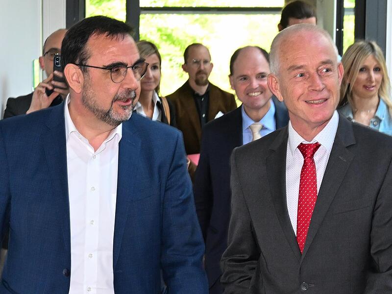 Klaus Holetschek w&uuml;rdigt das Engagement des Forchheimer Pflegeschulleiters Andreas Schneider (rechts): &bdquo;Vorreiterrolle&ldquo;.Forchheim & Fr&auml;nkische Schweiz