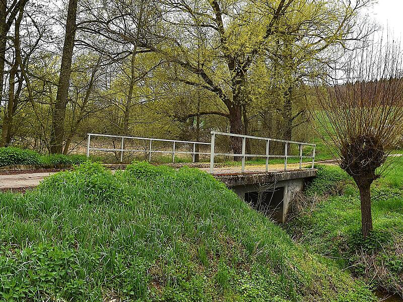 Hier &uuml;ber die Br&uuml;cke am Islinger Bach, deren Tragf&auml;higkeit inzwischen &uuml;berpr&uuml;ft wurde, sind einmal die Erschlie&szlig;ungs- und Bauma&szlig;nahmen vorgesehen.